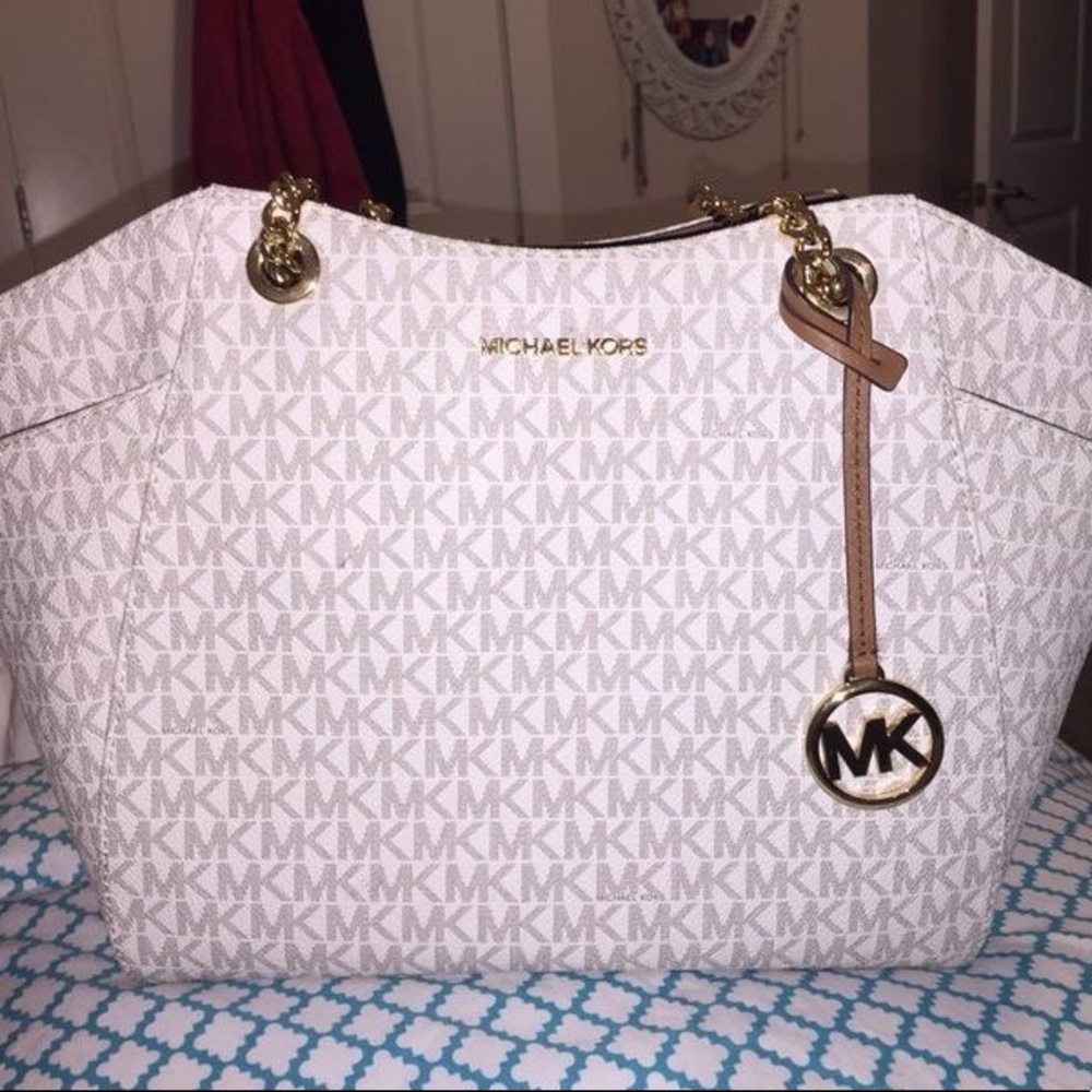 I would like to sell my purse, I no longer use it.